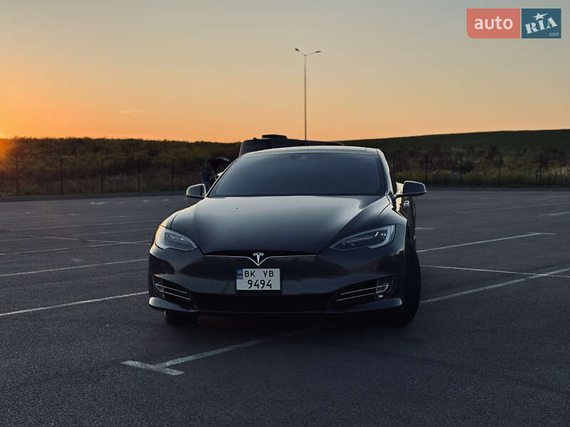 Ліфтбек Tesla Model S 2016 в Острозі