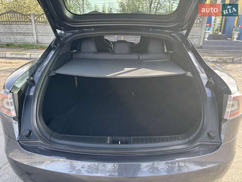 Ліфтбек Tesla Model S 2016 в Острозі