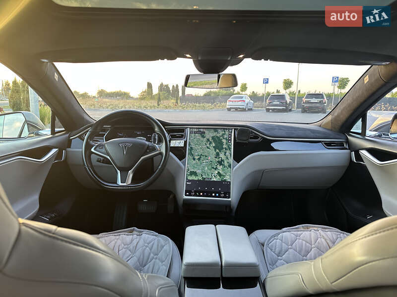 Лифтбек Tesla Model S 2016 в Львове