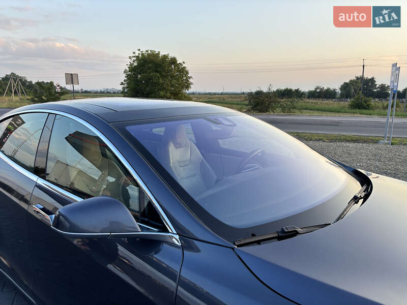 Лифтбек Tesla Model S 2016 в Львове