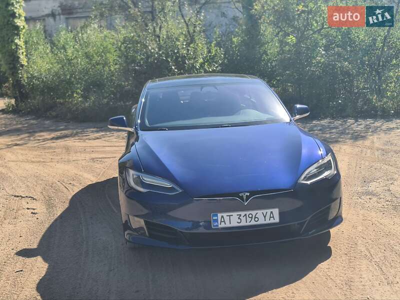 Лифтбек Tesla Model S 2017 в Ивано-Франковске