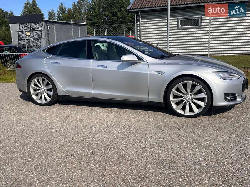 Ліфтбек Tesla Model S 2015 в Києві