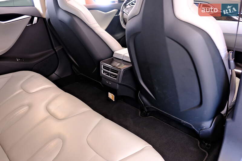 Ліфтбек Tesla Model S 2016 в Одесі