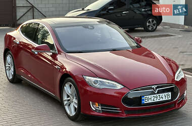Лифтбек Tesla Model S 2015 в 