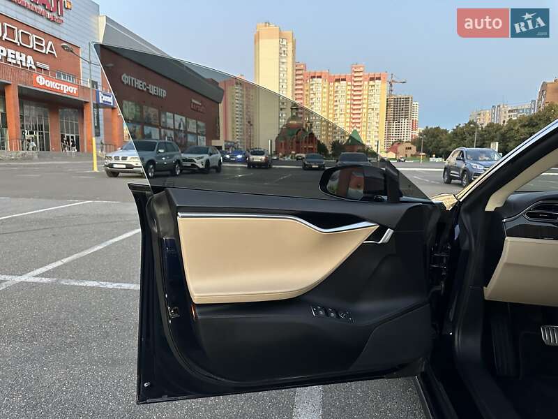 Ліфтбек Tesla Model S 2013 в Києві