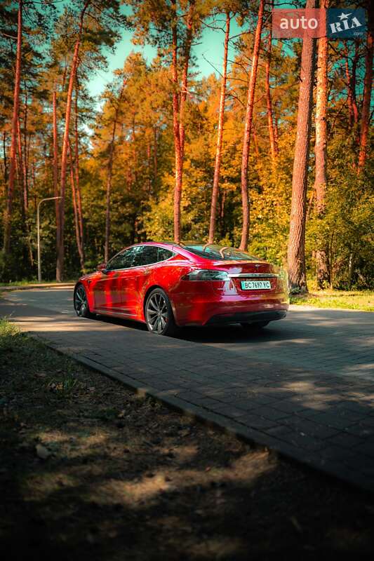 Лифтбек Tesla Model S 2017 в Львове