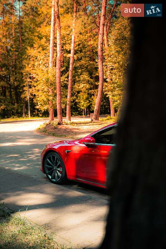 Лифтбек Tesla Model S 2017 в Львове