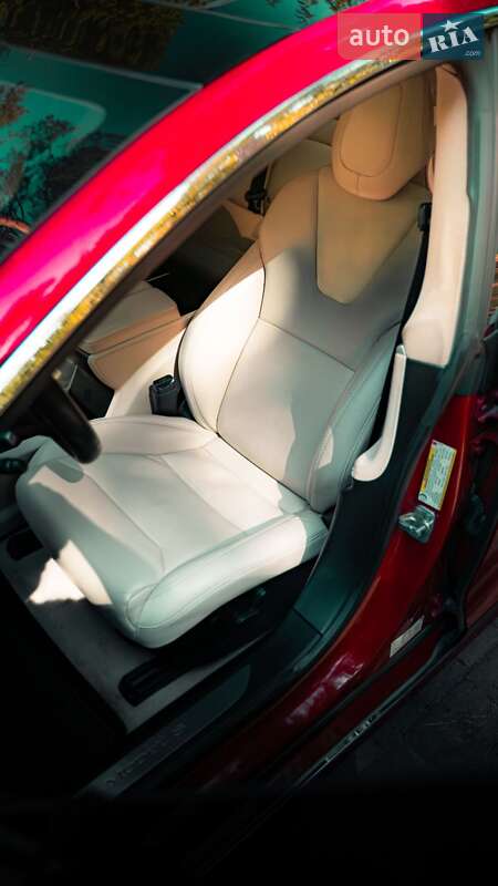 Лифтбек Tesla Model S 2017 в Львове