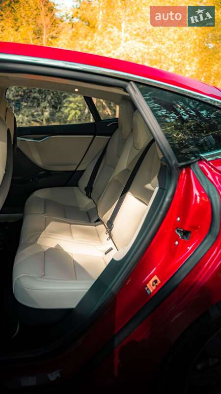 Лифтбек Tesla Model S 2017 в Львове