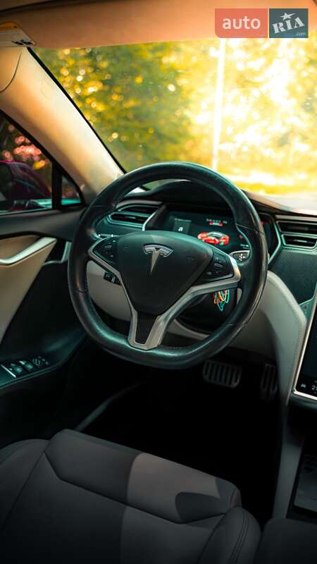 Лифтбек Tesla Model S 2017 в Львове