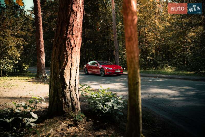 Лифтбек Tesla Model S 2017 в Львове