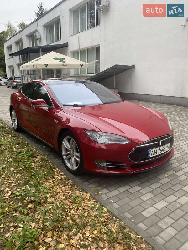 Лифтбек Tesla Model S 2016 в Житомире