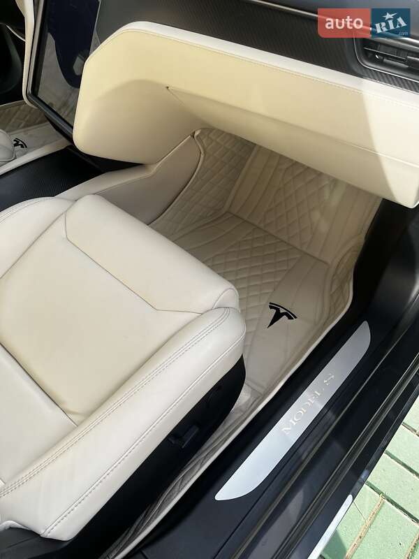 Лифтбек Tesla Model S 2018 в Киеве