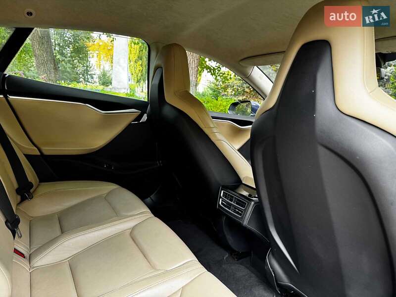 Лифтбек Tesla Model S 2015 в Киеве