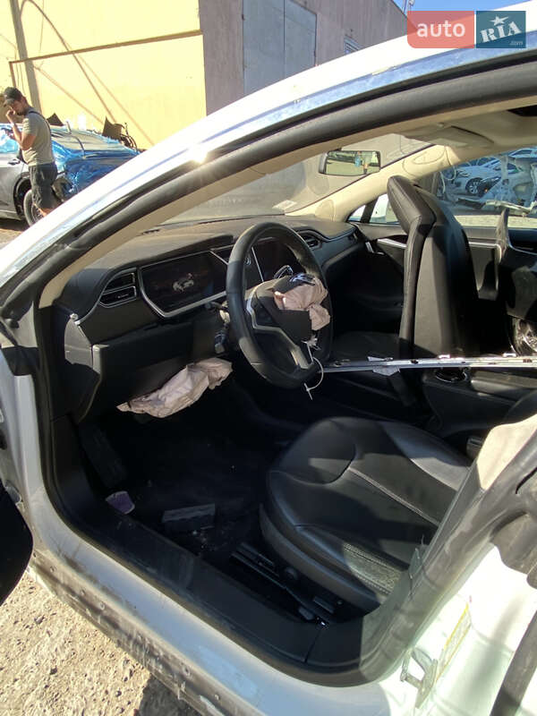 Ліфтбек Tesla Model S 2014 в Великодолинському фото 27 Ліфтбек Tesla Model S 2014 в Великодолинському
