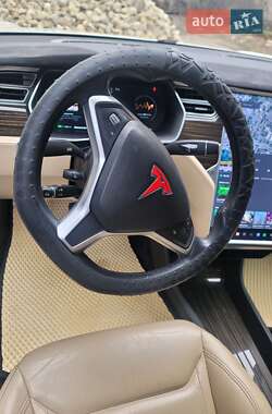 Лифтбек Tesla Model S 2015 в 