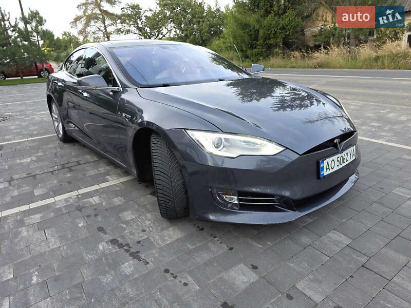 Лифтбек Tesla Model S 2015 в 