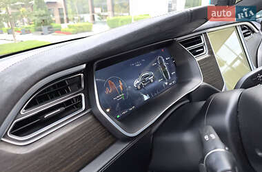 Лифтбек Tesla Model S 2015 в 