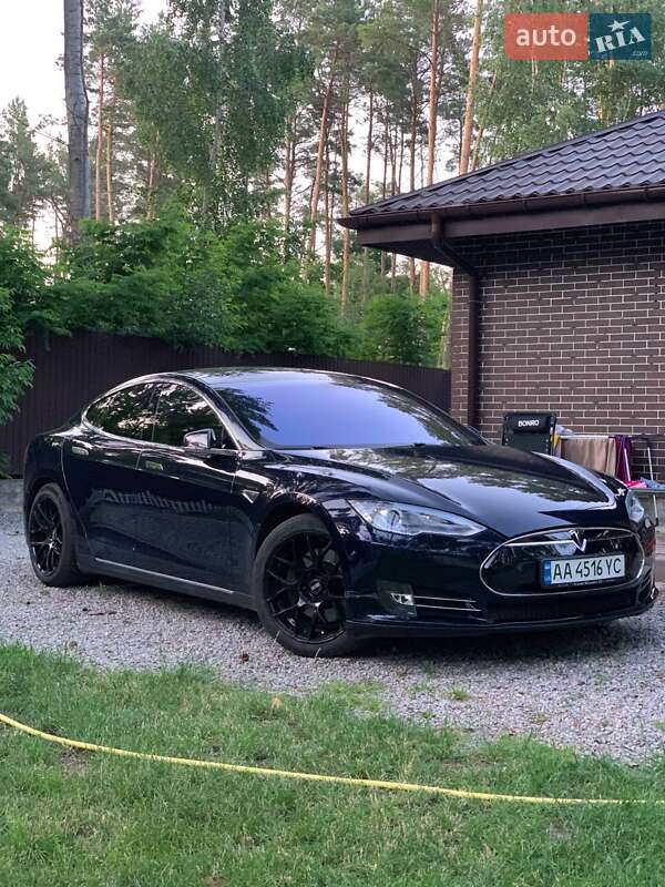 Лифтбек Tesla Model S 2014 в Киеве