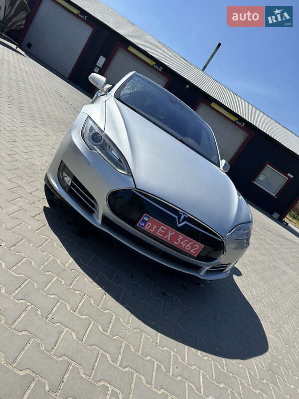 Ліфтбек Tesla Model S 2016 в Володимирі