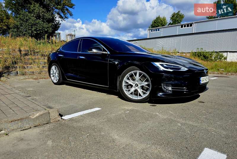 Лифтбек Tesla Model S 2018 в Киеве