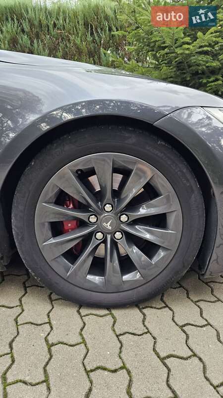 Ліфтбек Tesla Model S 2017 в Сваляві