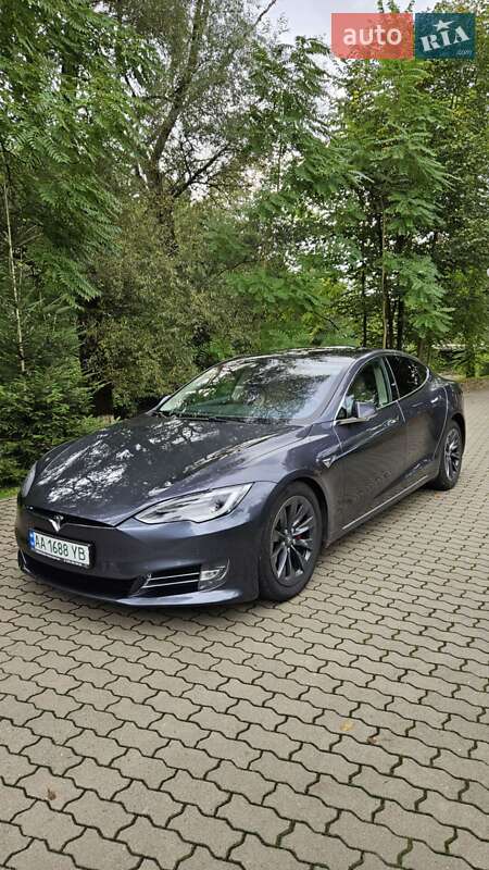 Ліфтбек Tesla Model S 2017 в Сваляві