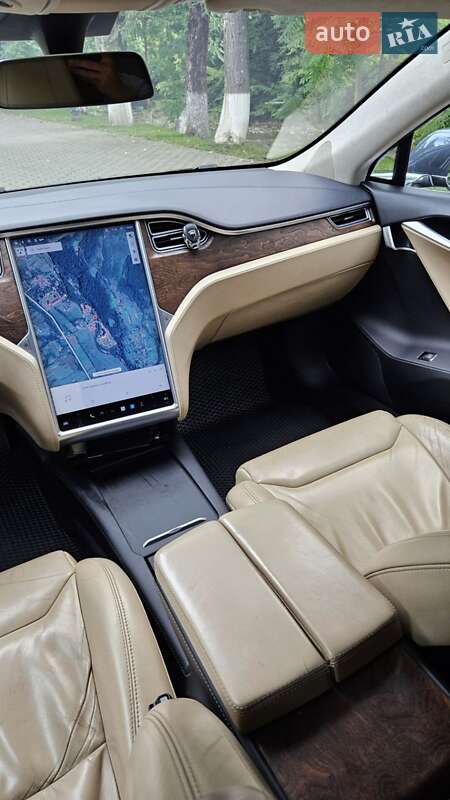 Ліфтбек Tesla Model S 2017 в Сваляві
