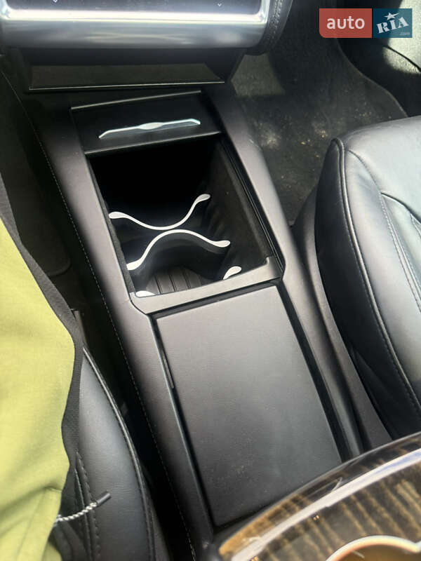 Ліфтбек Tesla Model S 2016 в Тернополі