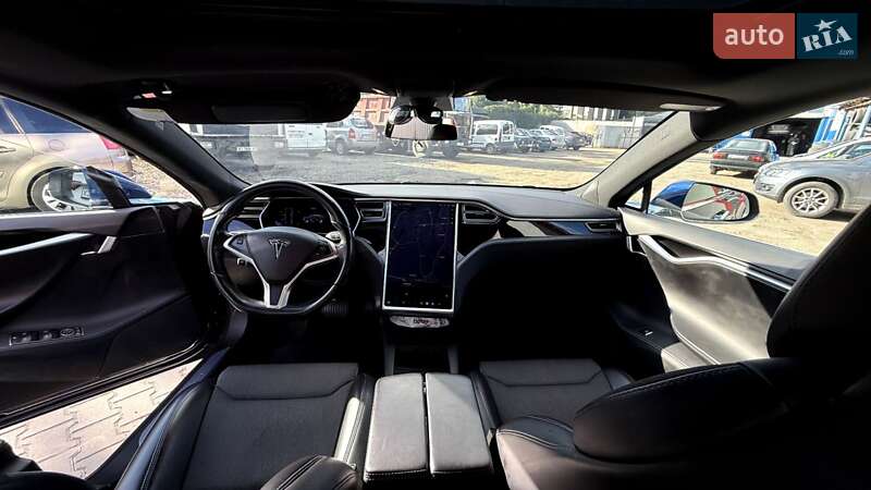 Лифтбек Tesla Model S 2017 в Ивано-Франковске