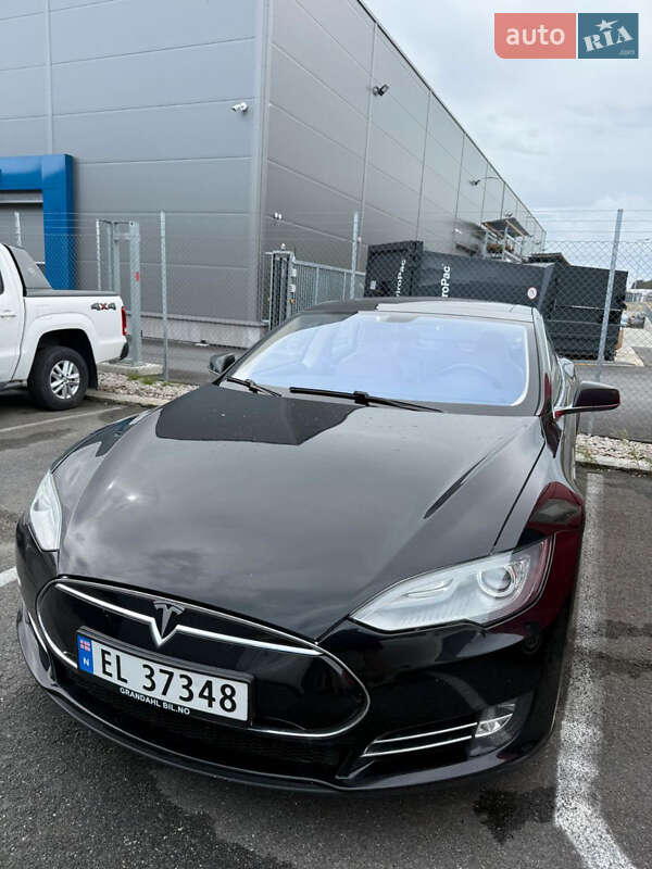 Лифтбек Tesla Model S 2014 в Киеве