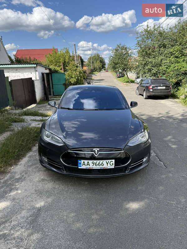 Tesla Model S 2014