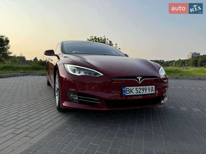 Лифтбек Tesla Model S 2016 в Ровно