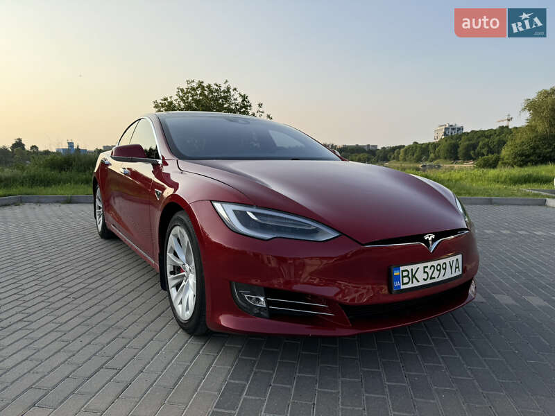 Лифтбек Tesla Model S 2016 в Ровно