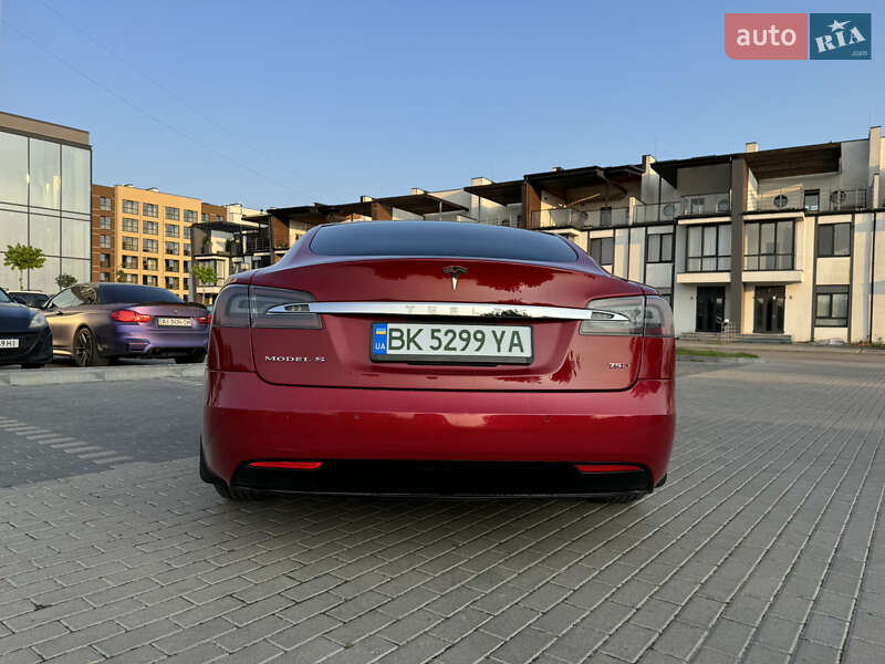 Лифтбек Tesla Model S 2016 в Ровно