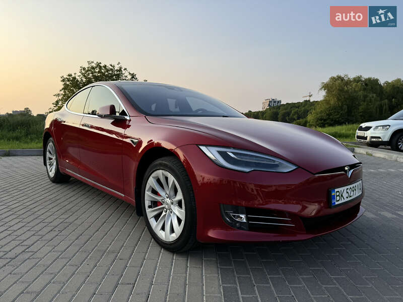 Лифтбек Tesla Model S 2016 в Ровно