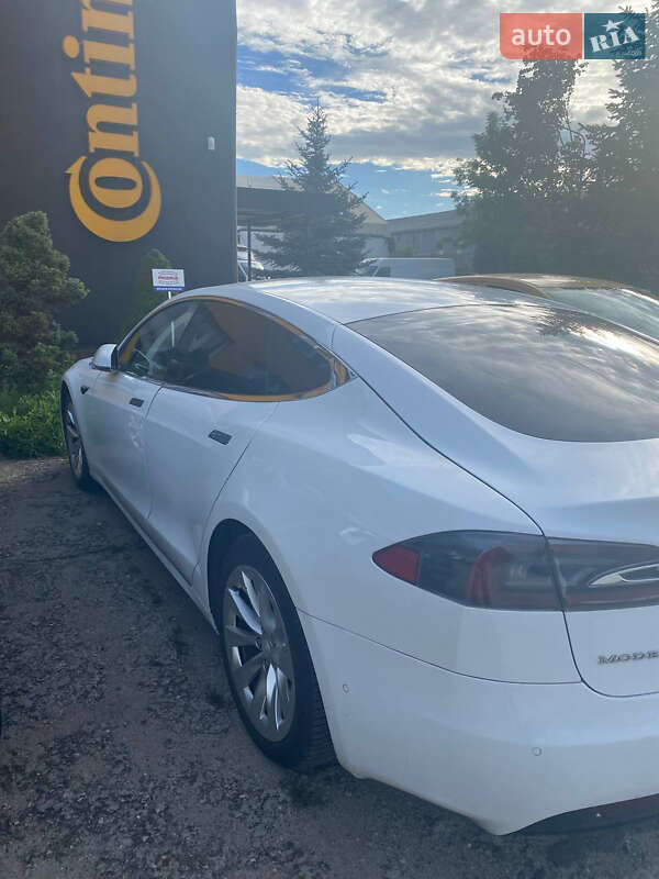 Лифтбек Tesla Model S 2016 в Ужгороде
