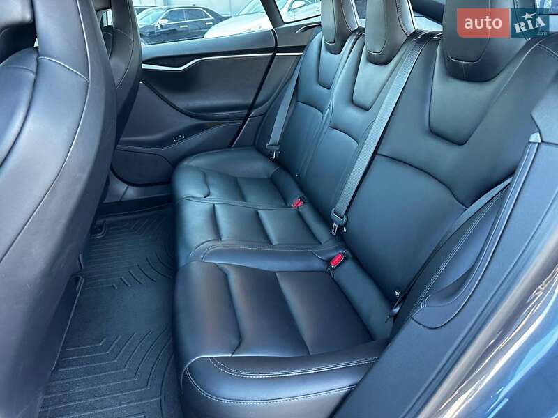 Ліфтбек Tesla Model S 2018 в Львові
