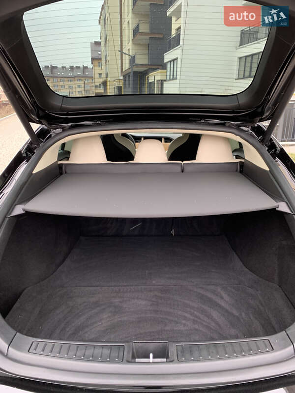 Ліфтбек Tesla Model S 2019 в Львові