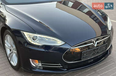 Лифтбек Tesla Model S 2015 в 