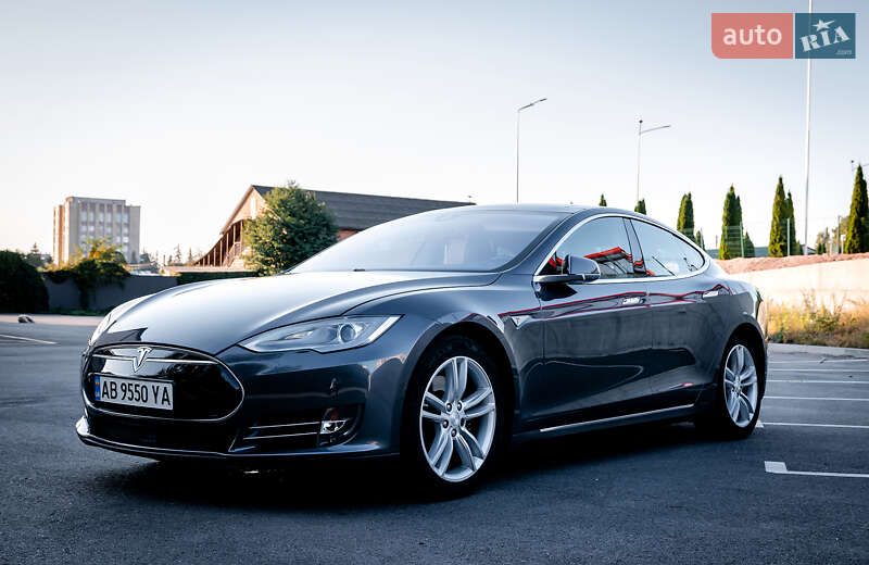 Лифтбек Tesla Model S 2015 в 