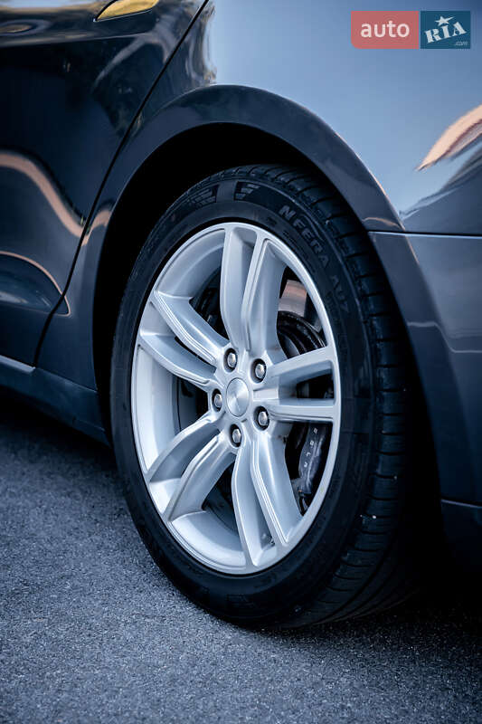 Лифтбек Tesla Model S 2015 в Виннице