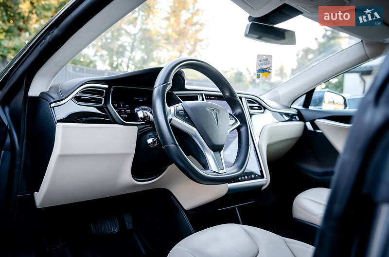 Лифтбек Tesla Model S 2015 в Виннице