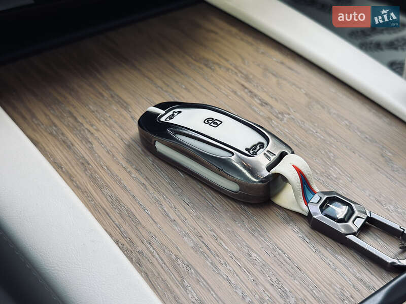 Ліфтбек Tesla Model S 2018 в Кременчуці