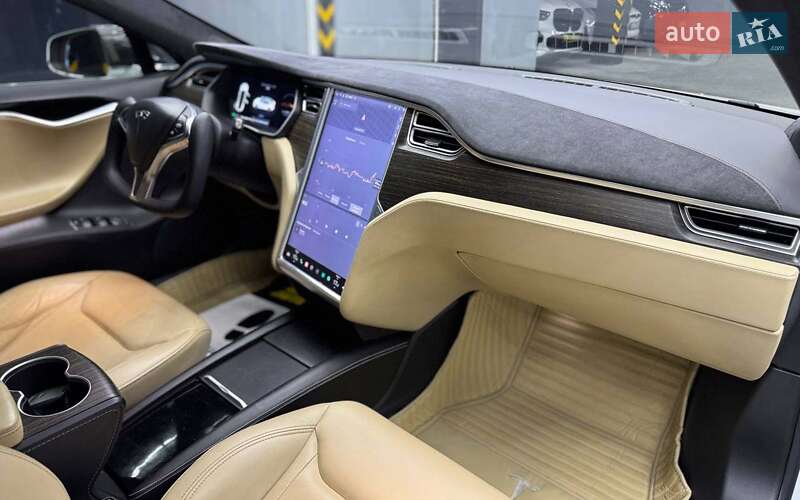 Ліфтбек Tesla Model S 2016 в Чернівцях