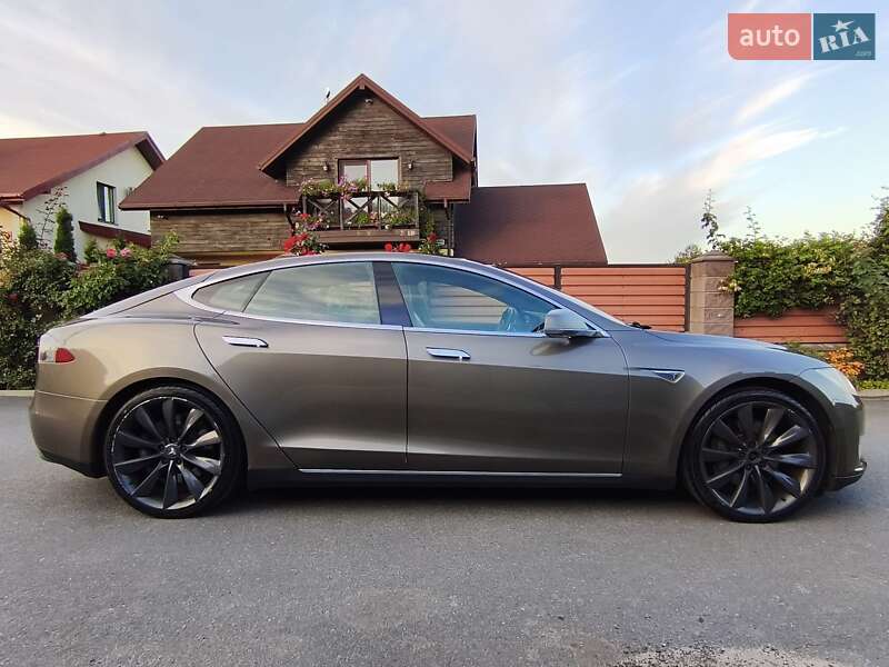 Tesla Model S 2015
