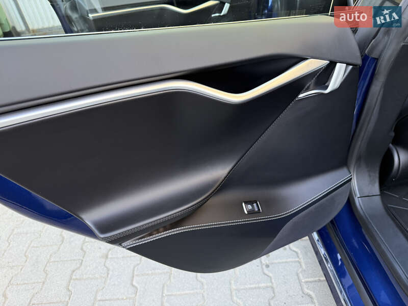 Ліфтбек Tesla Model S 2017 в Чернівцях