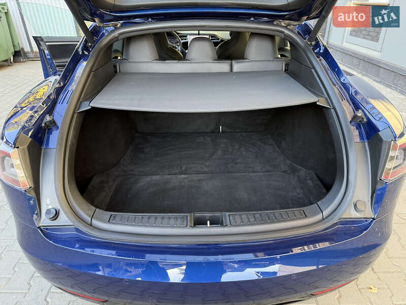 Ліфтбек Tesla Model S 2017 в Чернівцях
