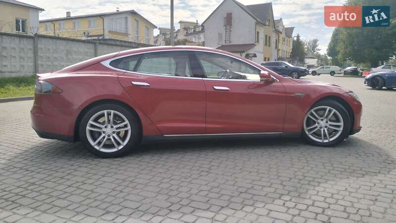 Лифтбек Tesla Model S 2015 в Львове
