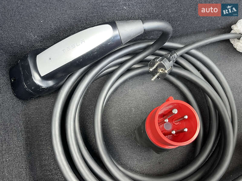 Ліфтбек Tesla Model S 2017 в Чернівцях
